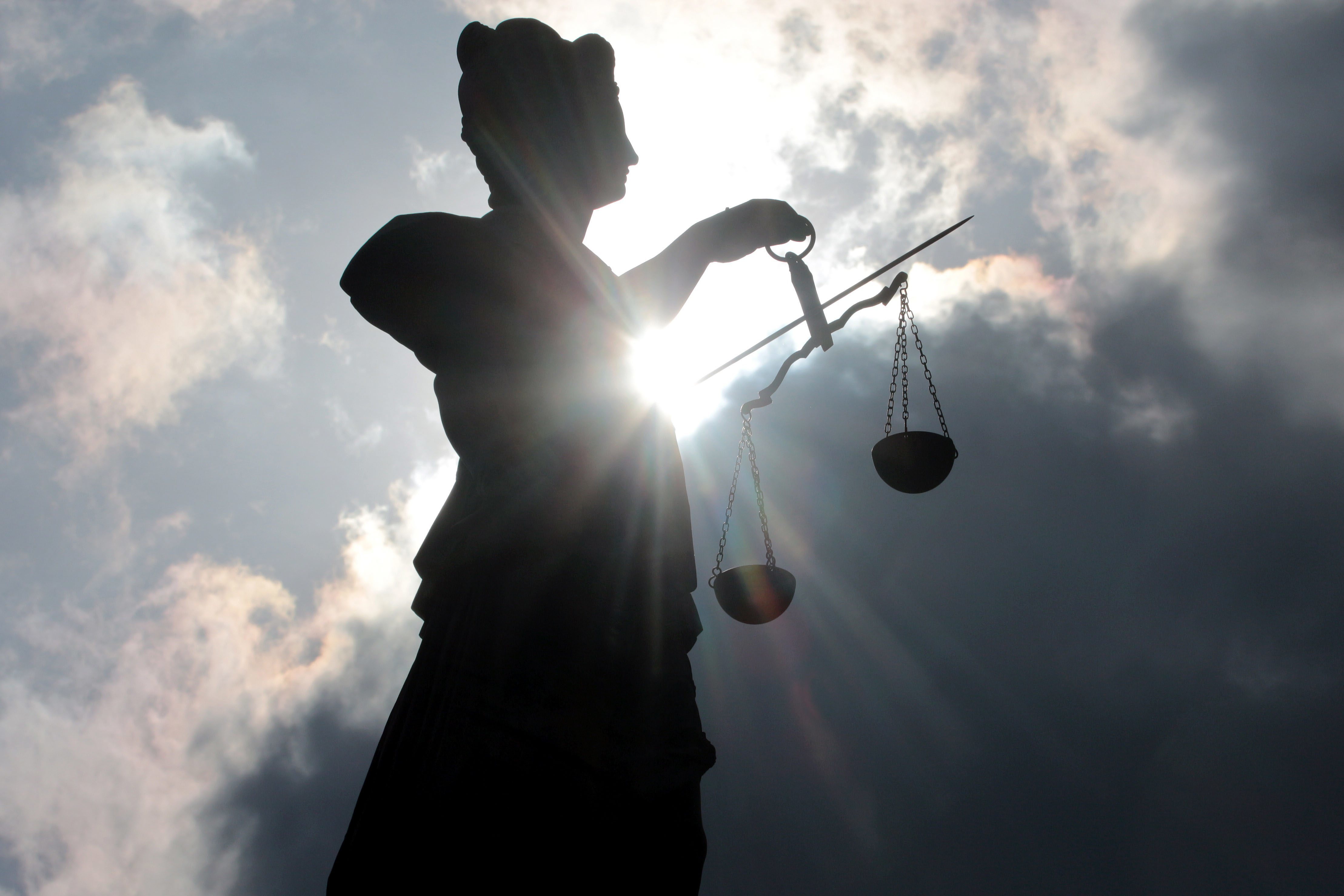Silhouette der Justitia Skulptur