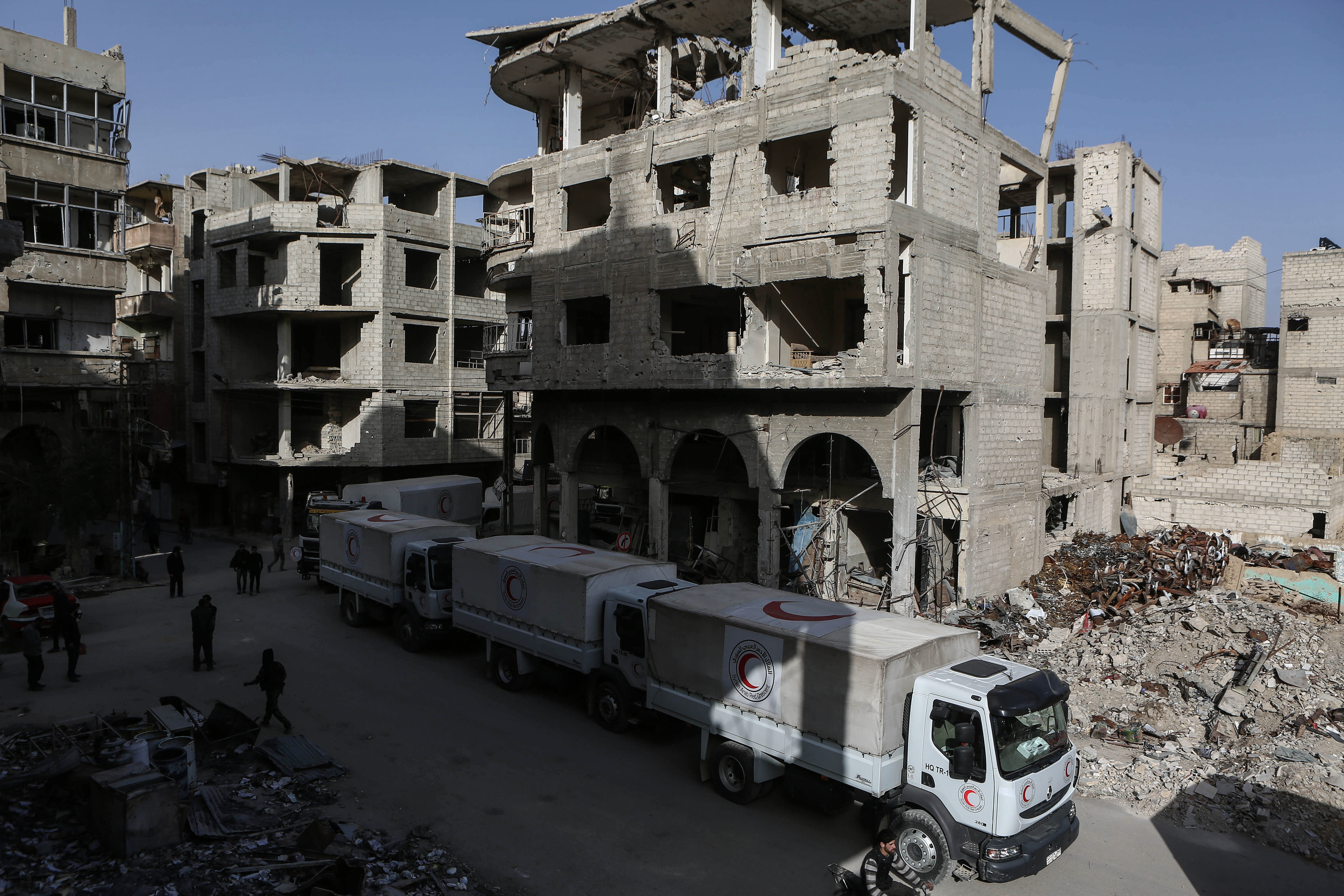 Syrien, Duma: En UN-Hilfskonvoi fährt durch die Stadt