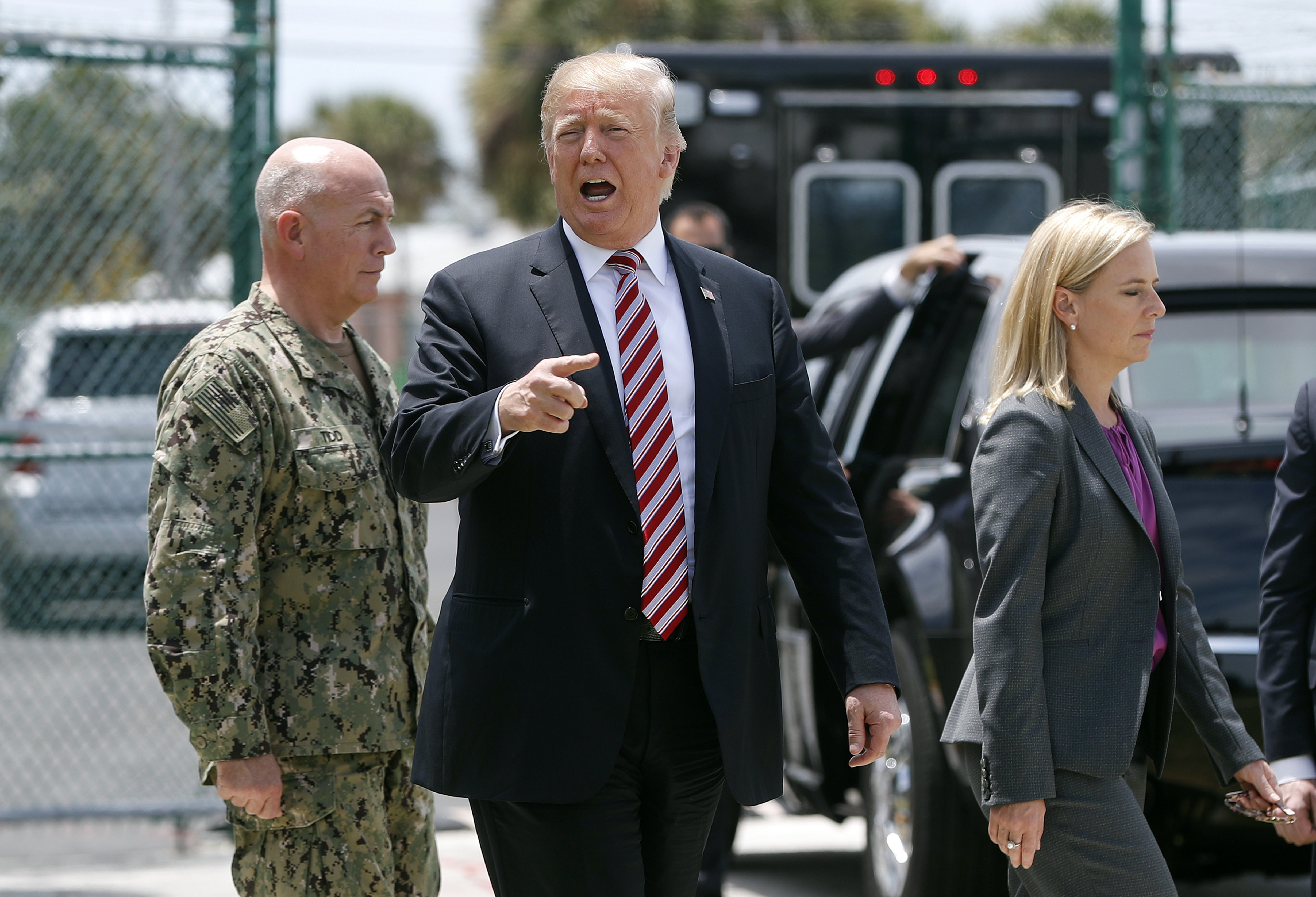 Kurt Walter Tidd, Donald Trump, Kirstjen Nielsen (v.l.n.r.)