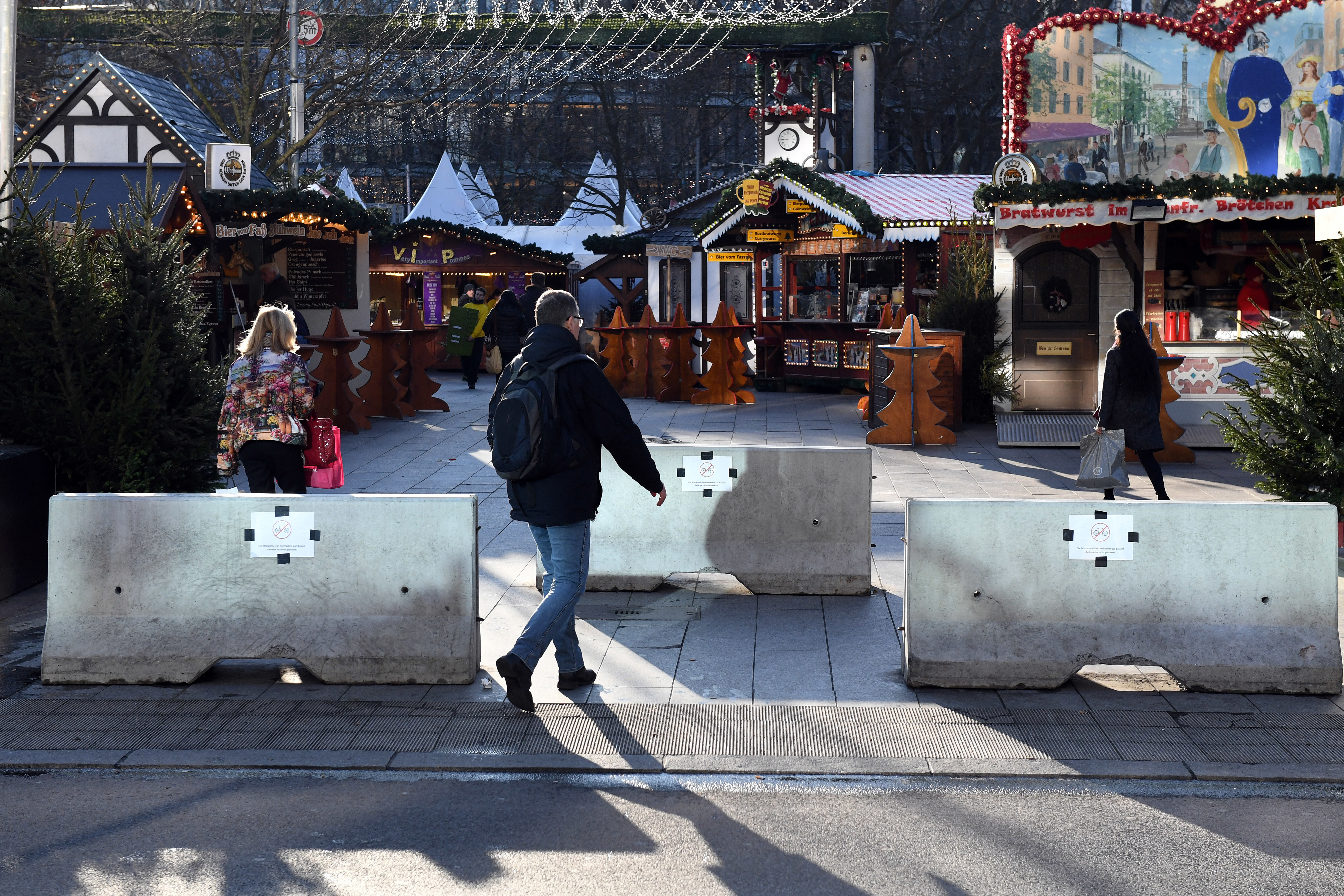 Weihnachtsmarkt am Breitscheidplatz mit aufgestellten Pollern
