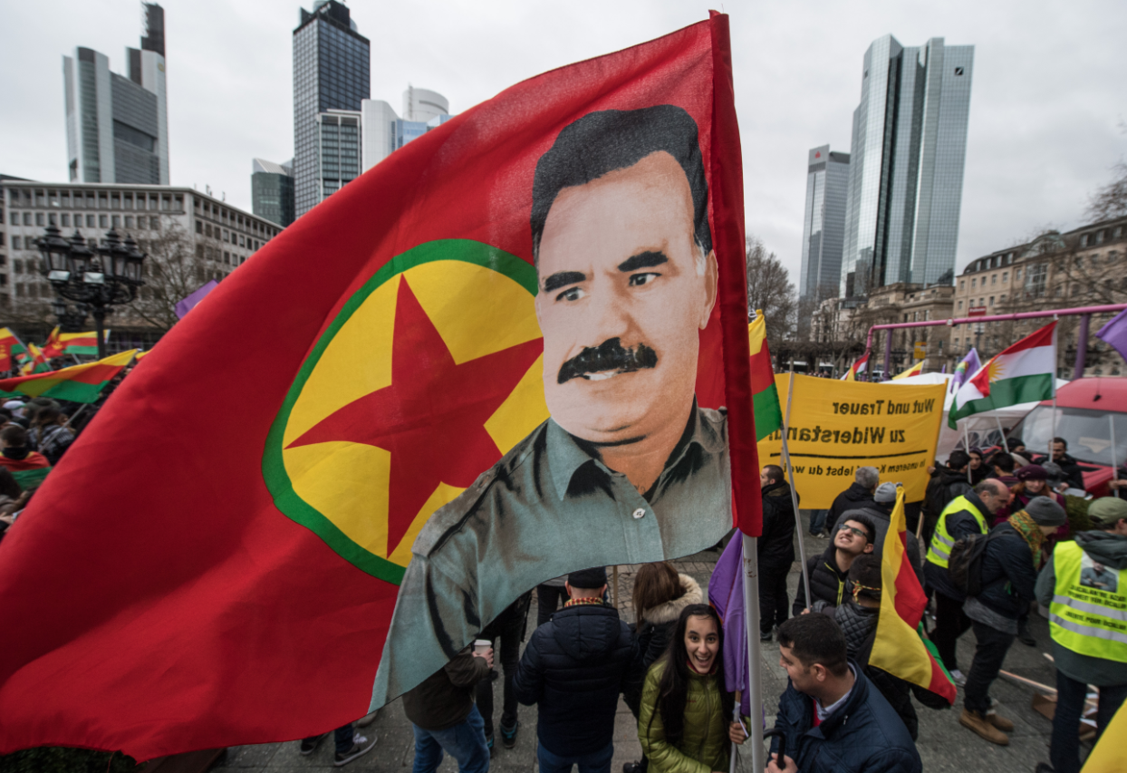 Demonstration von Kurden am 18.03.2017 in Frankfurt am Main: Fahne mit dem Logo und dem Konterfei des Führers der Arbeiterpartei Kurdistans PKK, Abdullah Öcalan.