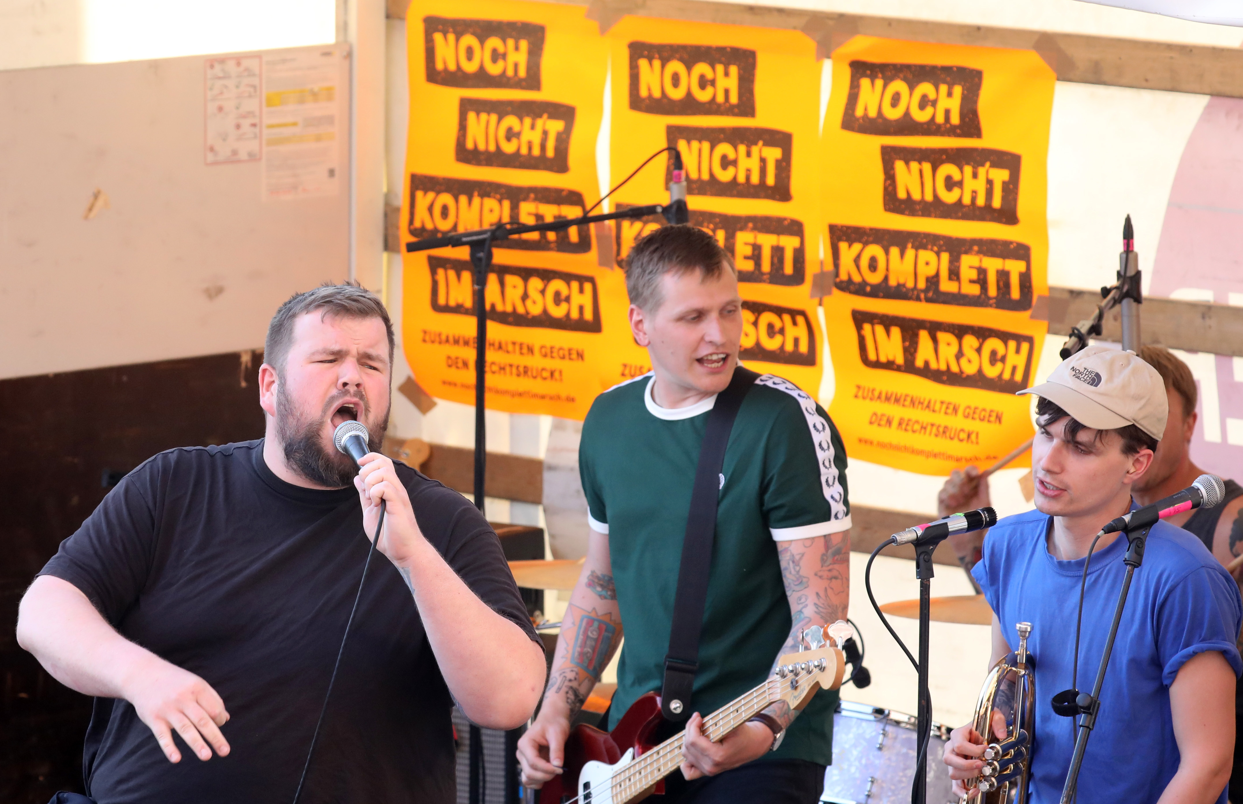 08.05.2018, Mecklenburg-Vorpommern, Demmin: Feine Sahne Fischfilet gegen NPD-Aufmarsch in Demmin