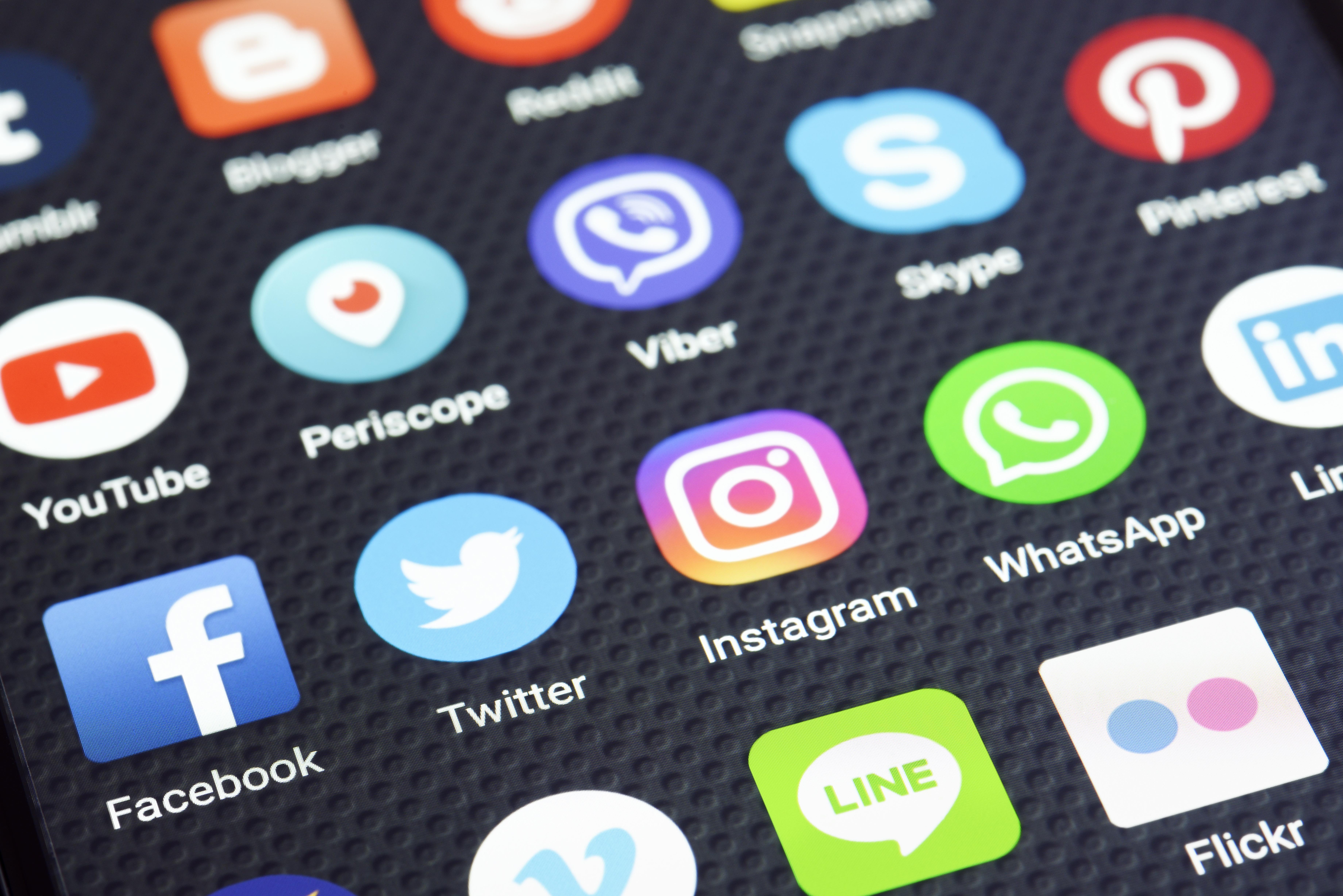 Verschiedene Social Media Apps auf dem Smartphone-Display