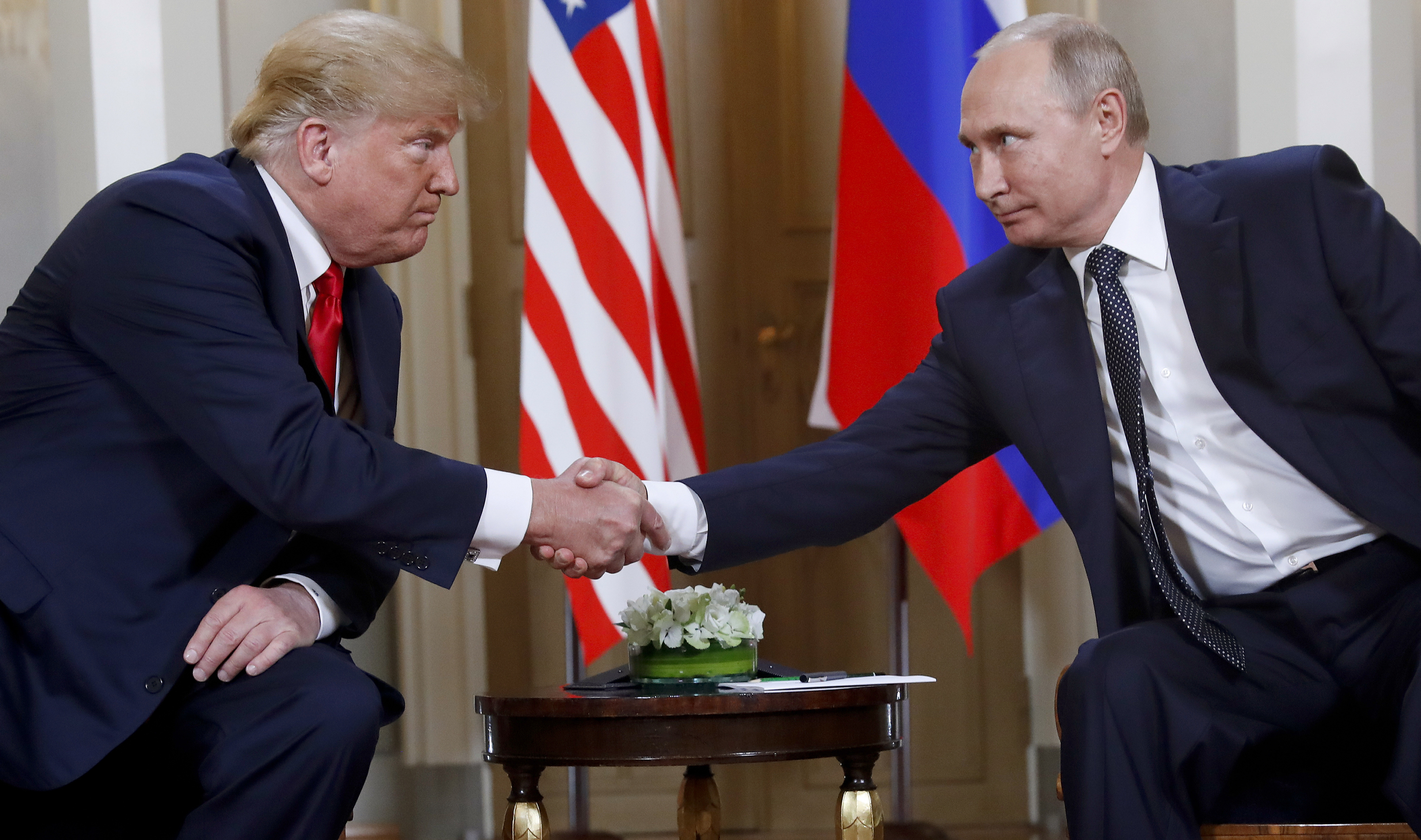 Donald Trump (l) und Vladimir Putin (r) auf ihrem Treffen in Helsinki, Finnland (Juli 2018)