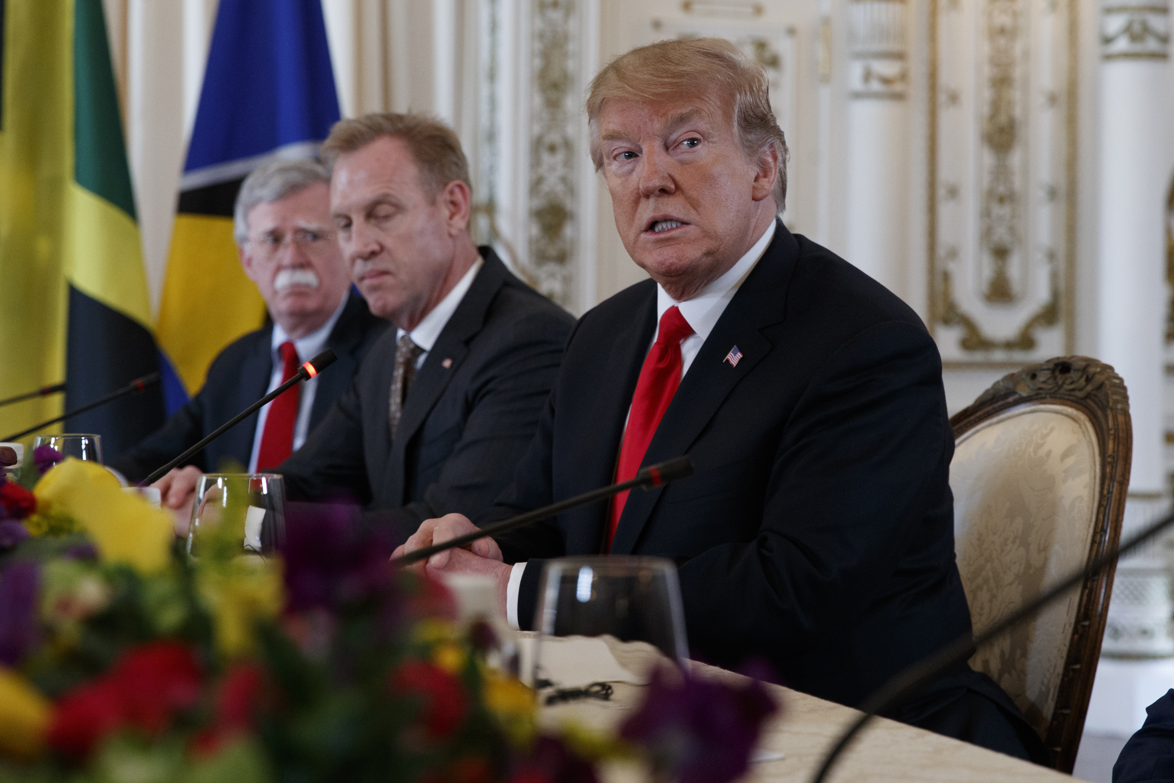 Donald Trump, Patrick Shanahan, John Bolton (v.r.n.l)