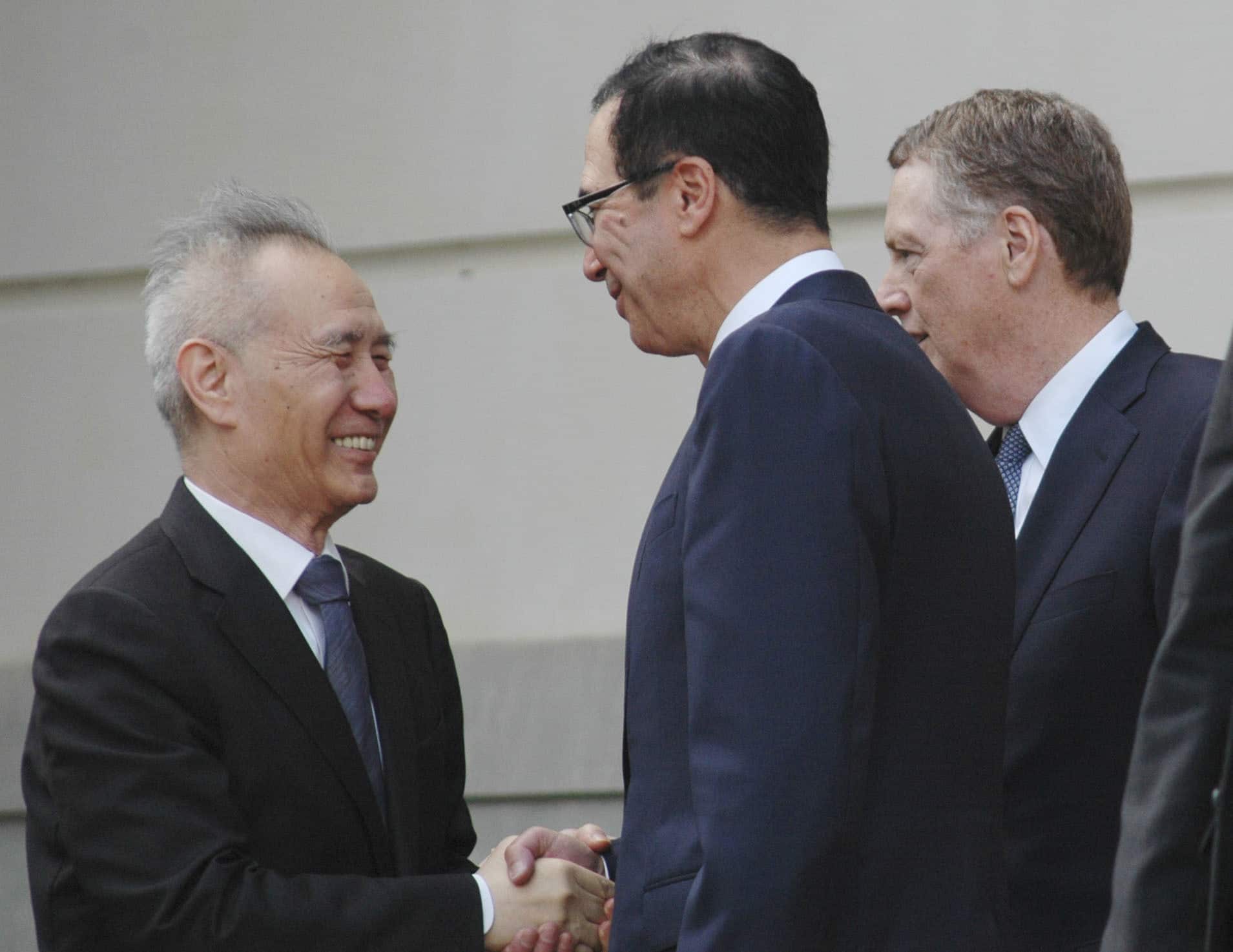 Robert Lighthizer (r), Steven Mnuchin (m) und Vizepremier Liu He (l) in Washington