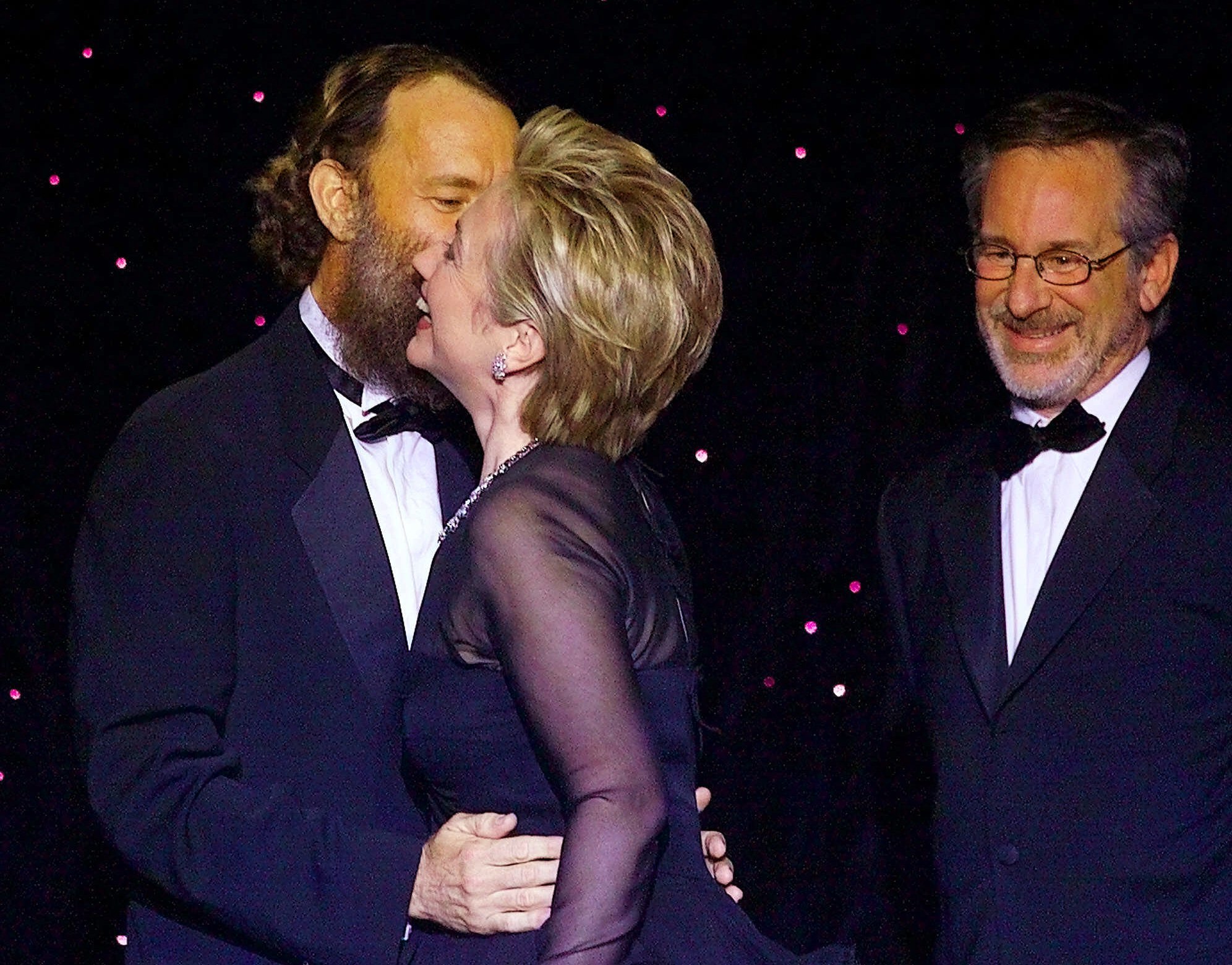 Hillary Clinton (Mitte) mit Schauspieler Tom Hanks (l) und Steven Spielberg (r)