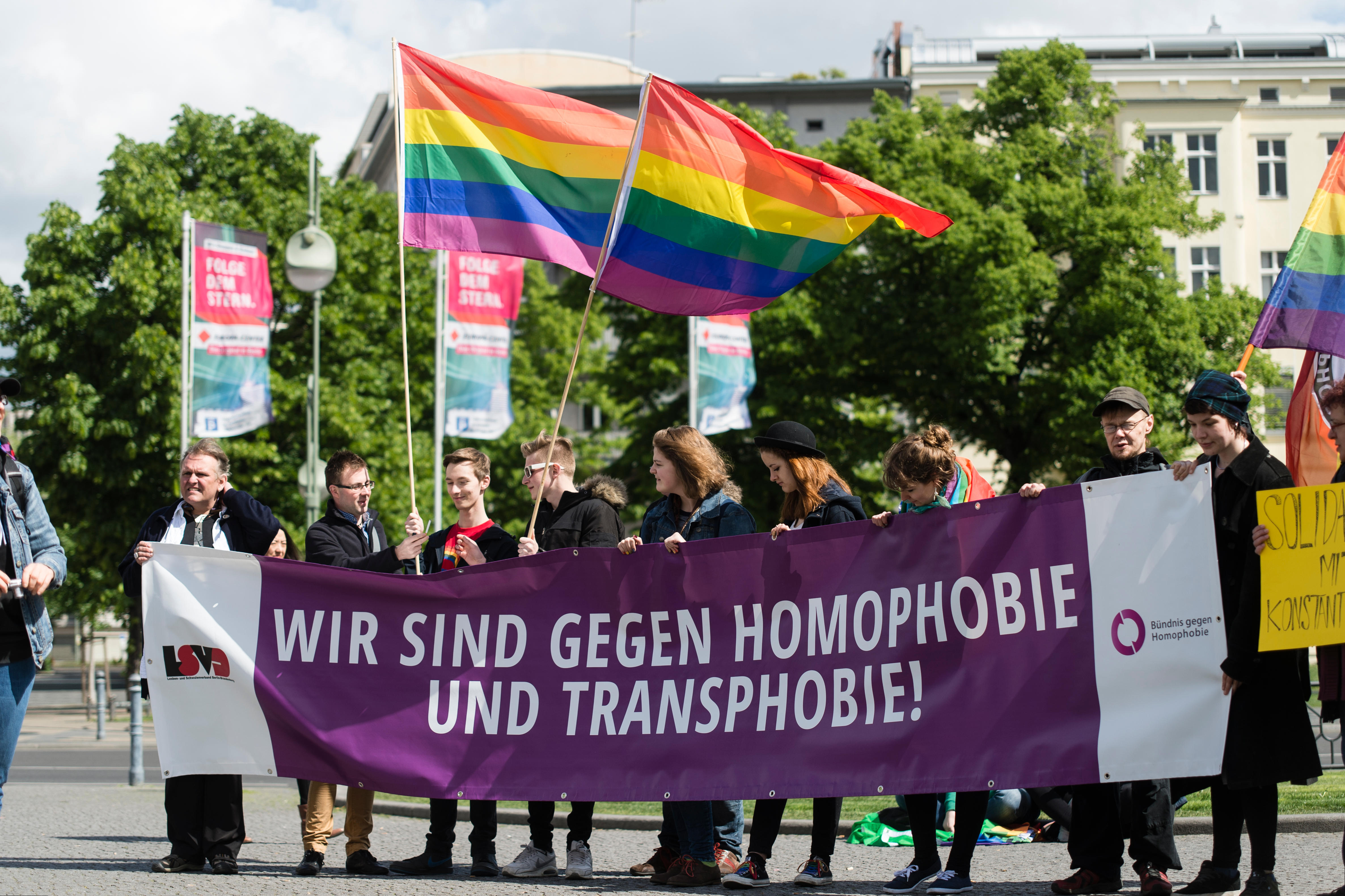 Teilnehmer der Demonstration des Lesben- und Schwulenverband LSVD stehen am 17.05.2015 mit einem Transparent mit der Aufschrift: „Wir sind gegen Homophobie und Transphobie“ zum internationalen Tag gegen Homophobie und Transphobie auf dem Wittenbergplatz in Berlin.
