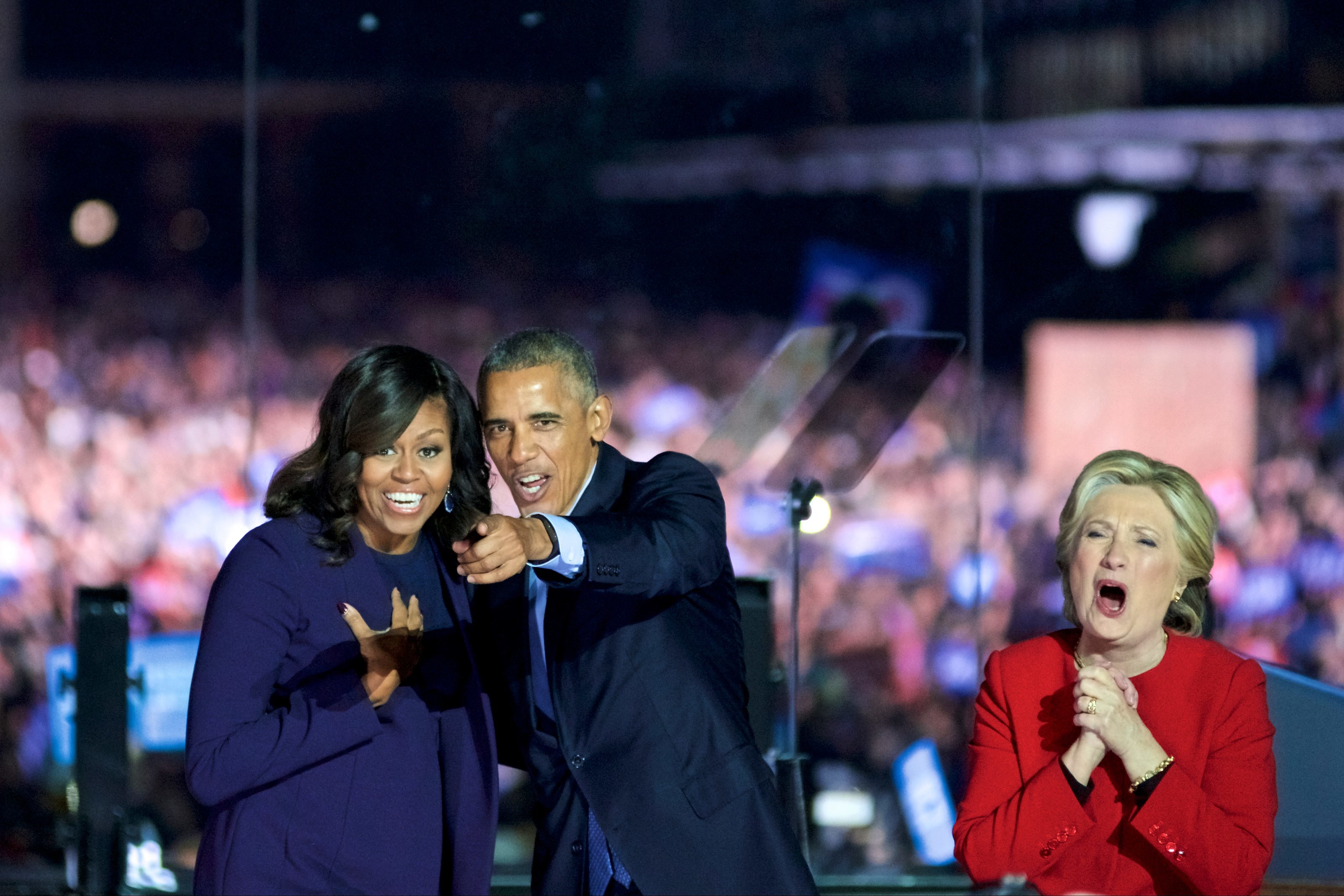 Ex-Präsident der Vereinigten Staaten Barack Obama (Mitte), seine Frau Michelle Obama (l) und Hillary Clinton (r)