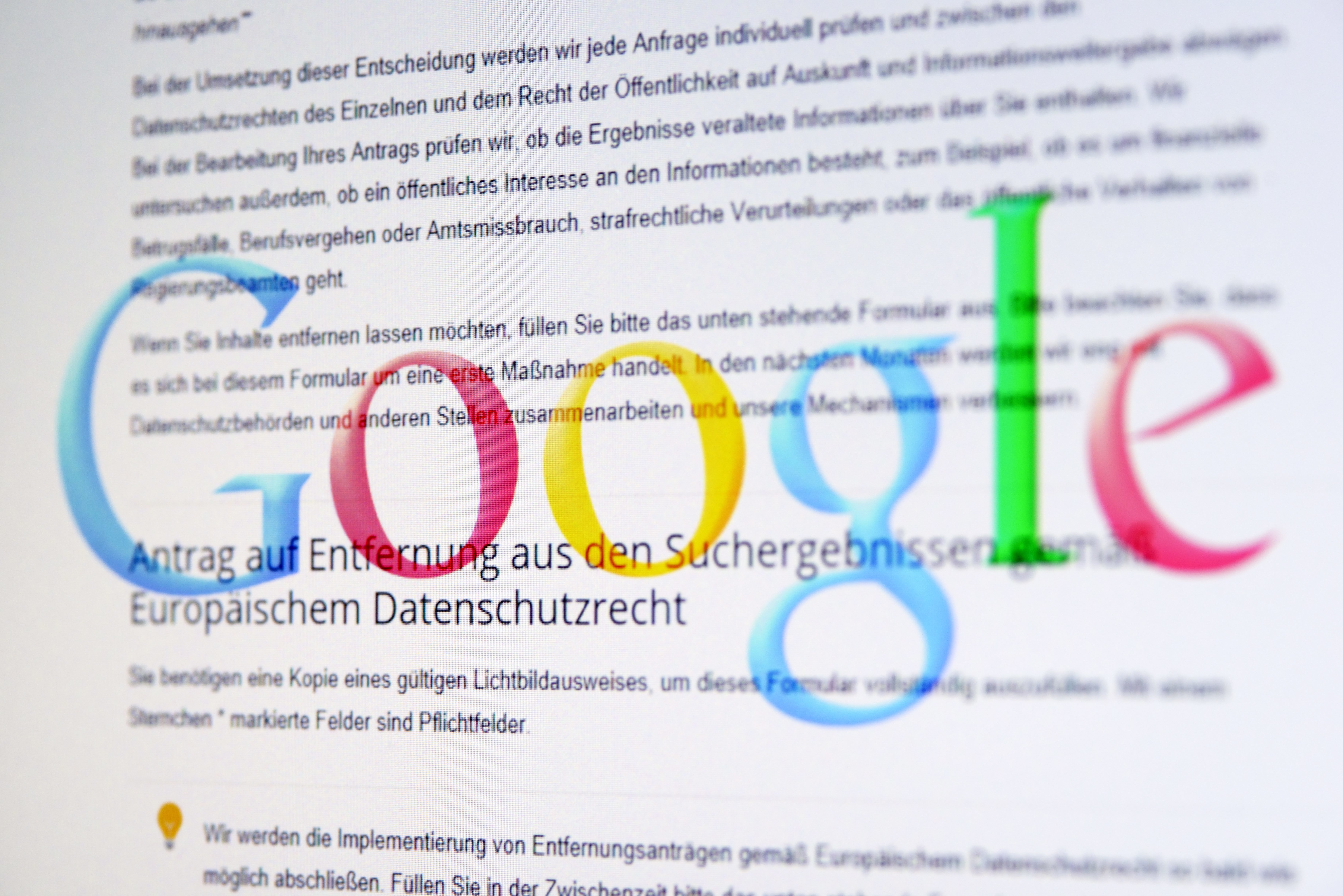 Google-Schriftzug auf Computermonitor