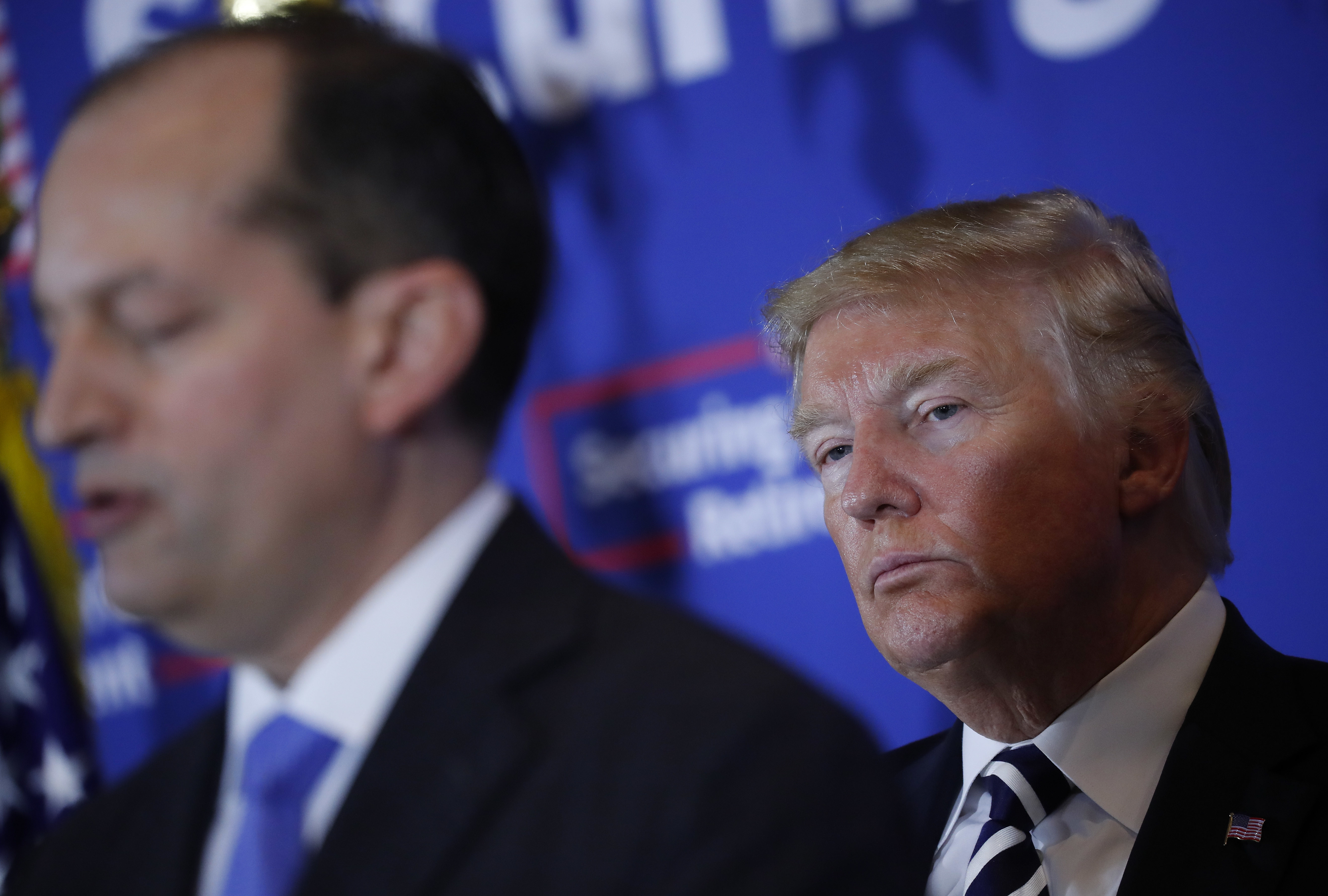 Donald Trump (r), Alexander Acosta (l)
