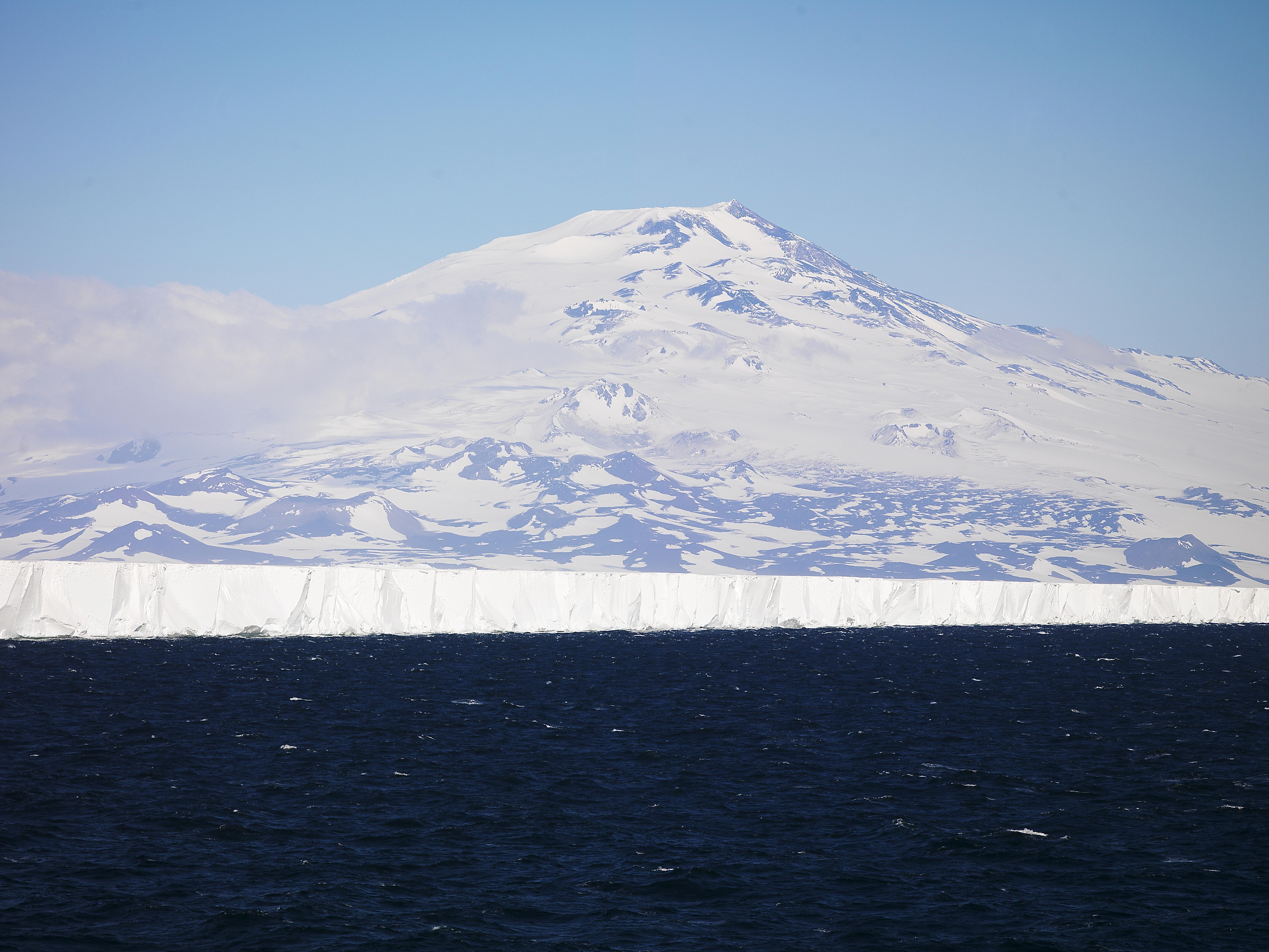 Vulkan Mt. Melbourne, 2732 m, mit Ross Schelfeis, Antarktis