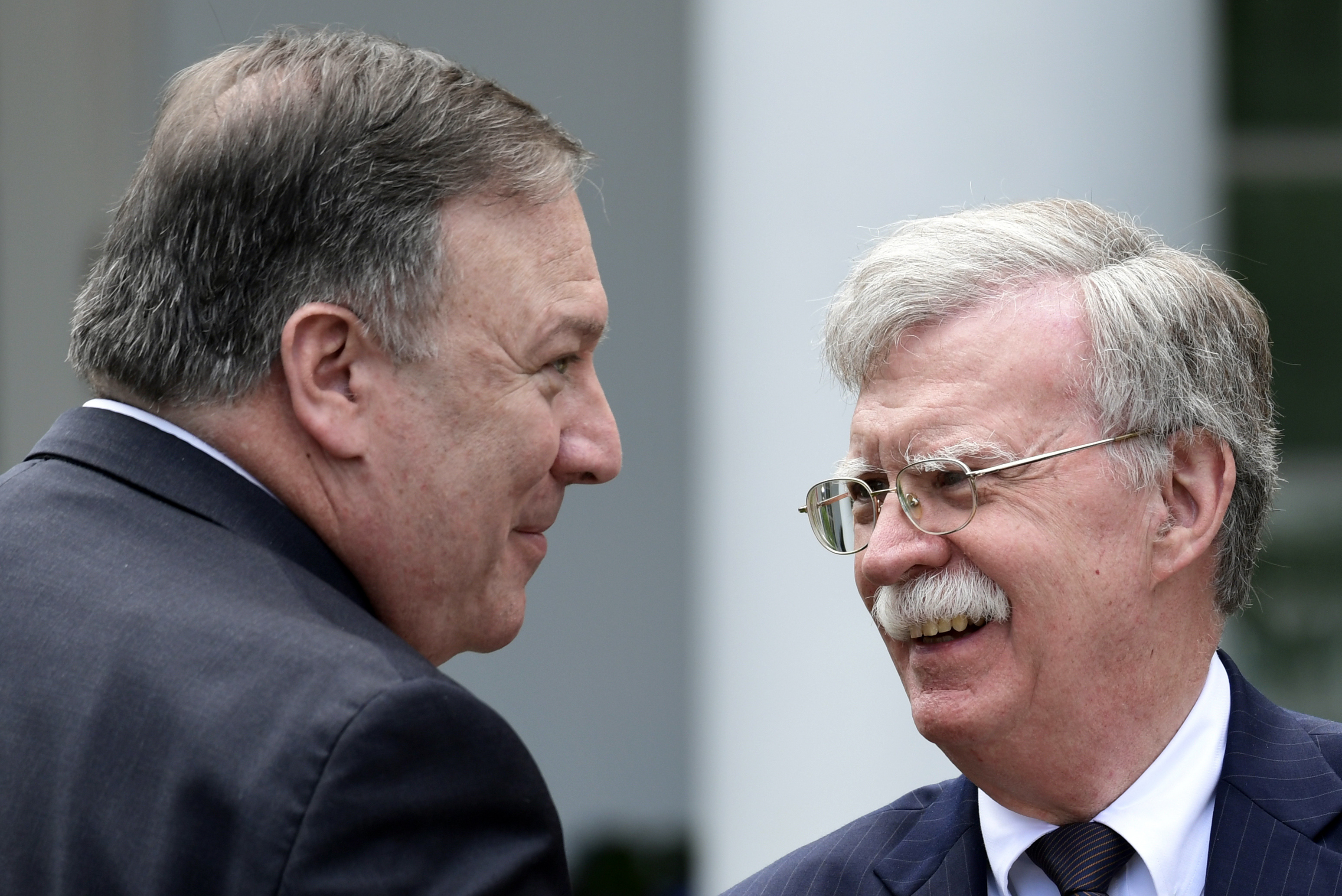 Mike Pompeo (l), John Bolton (r)