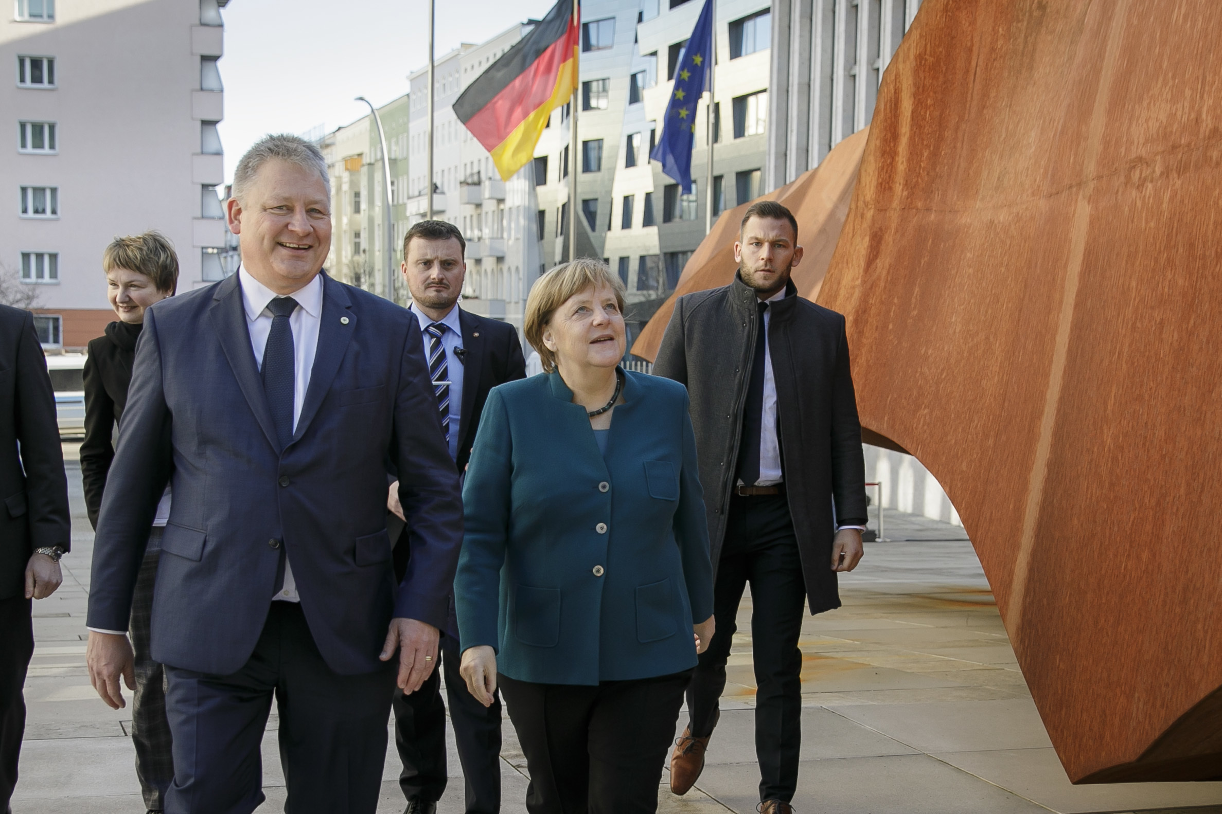 Bundeskanzlerin Angela Merkel (CDU) und BND-Präsident Bruno Kahl (l) zur Eröffnung der neuen BND-Zentrale