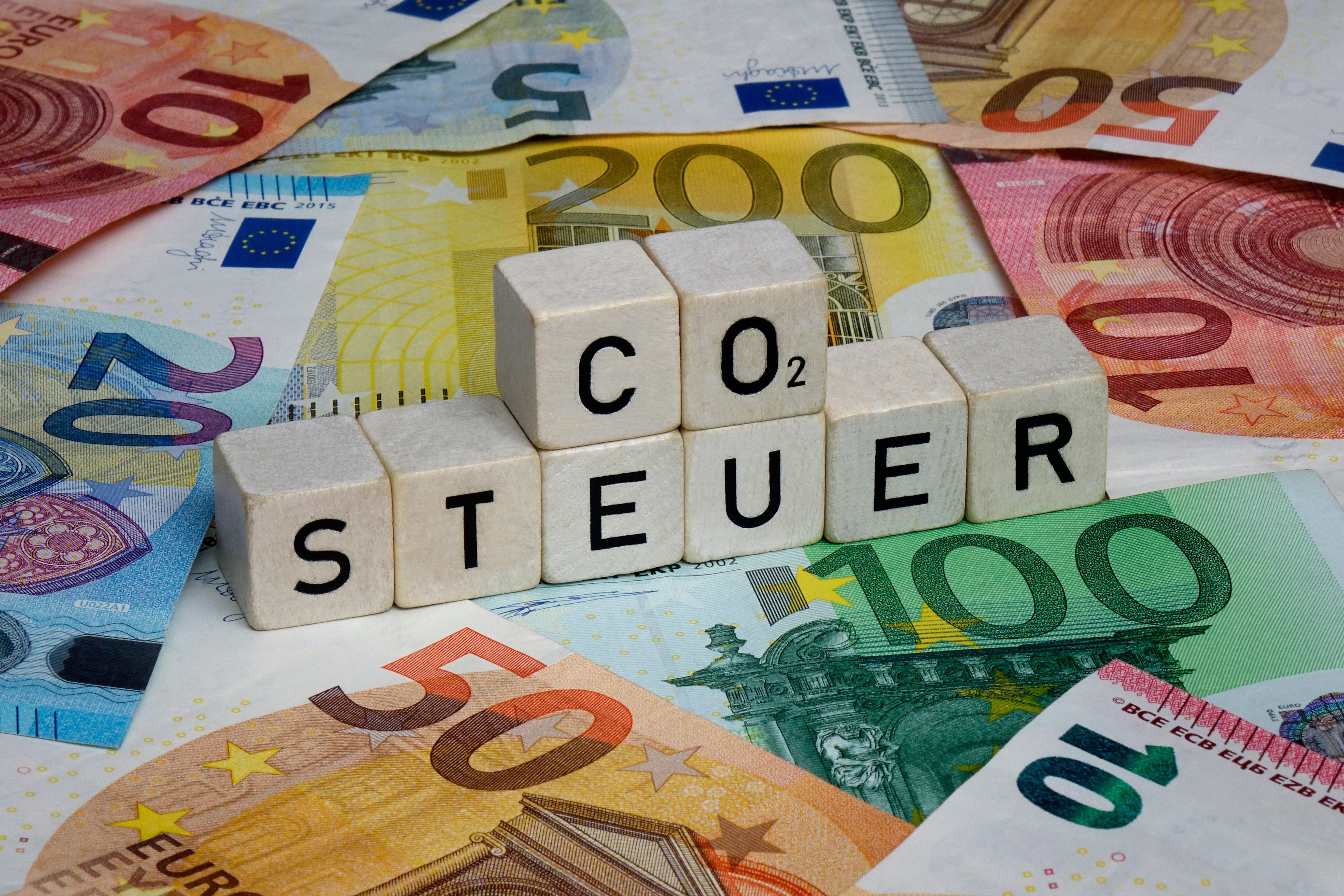 Geldscheine und CO2 Steuer