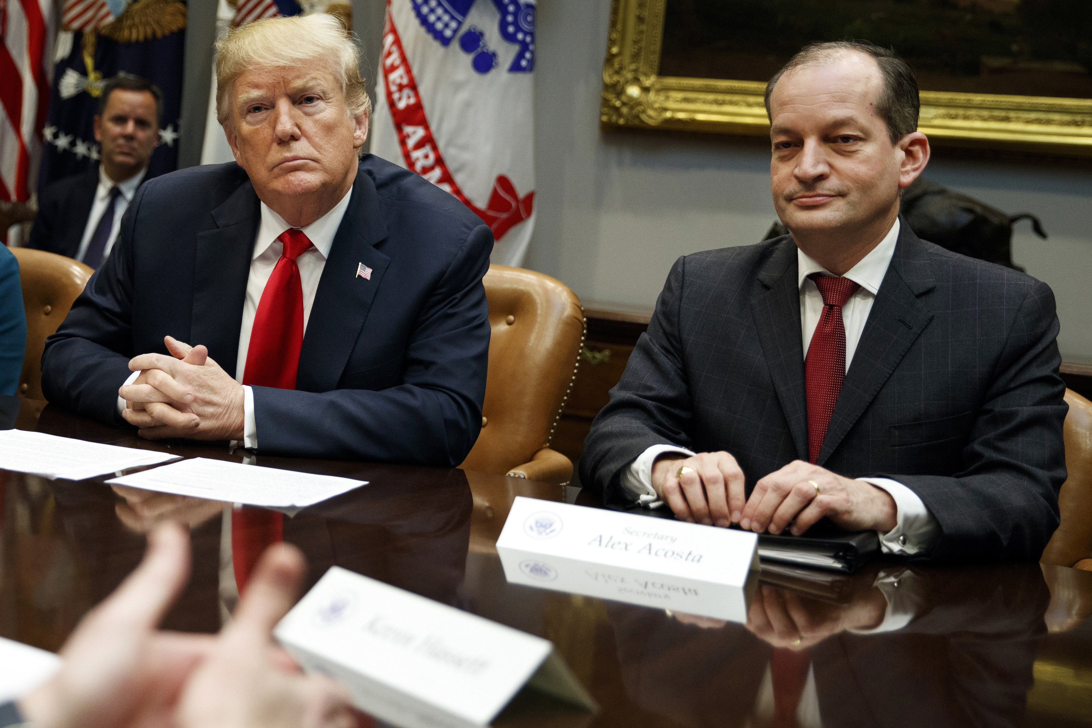 Donald Trump (l), Alex Acosta (r)