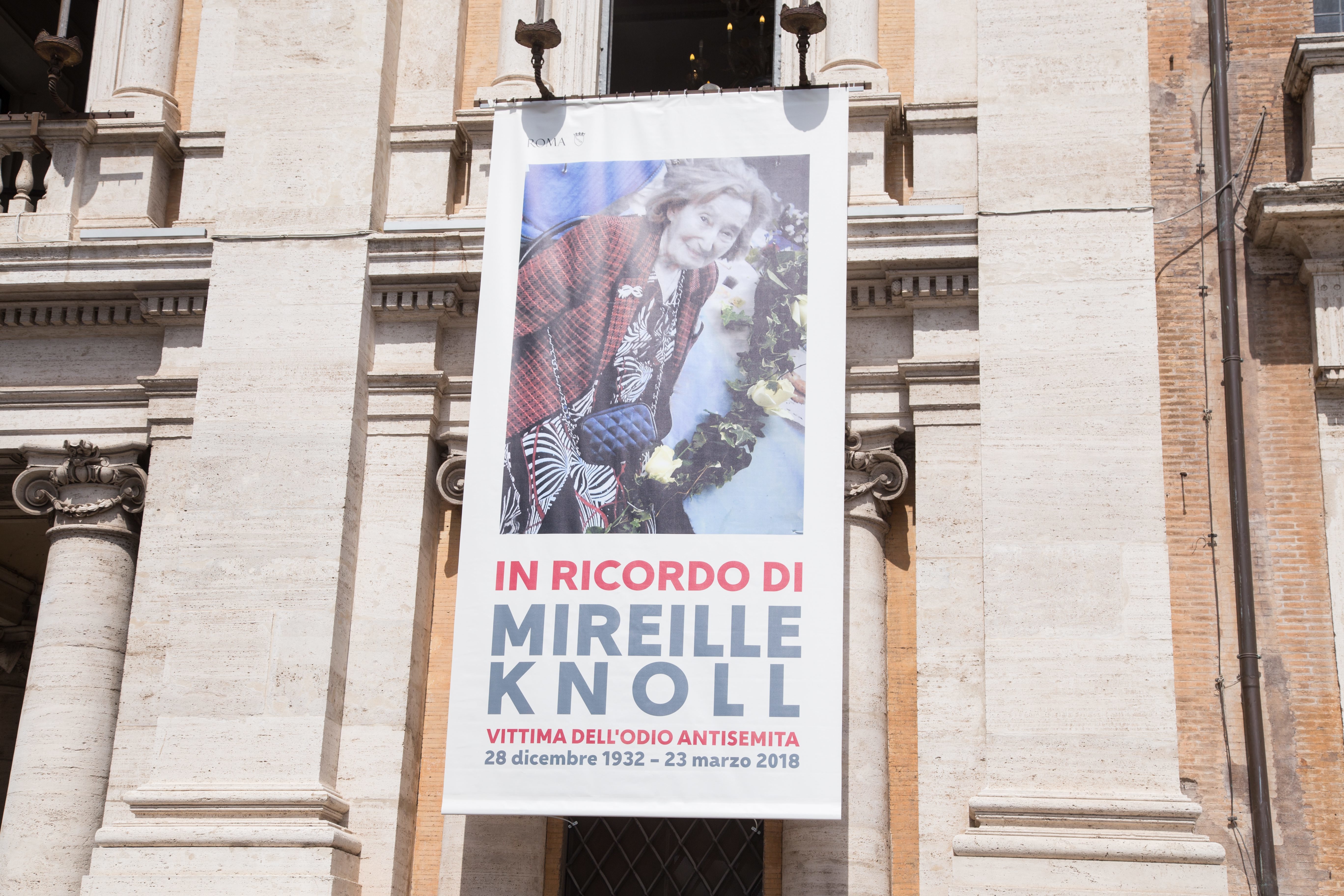Italien: Auf einer Ausstellung auf der Piazza del Campidoglio in Rom wird ein Foto gezeigt, auf dem Mireille Knoll zu sehen ist, ein Opfer des Antisemitismus. Sie ist am 23. März 2018 in Paris getötet worden.