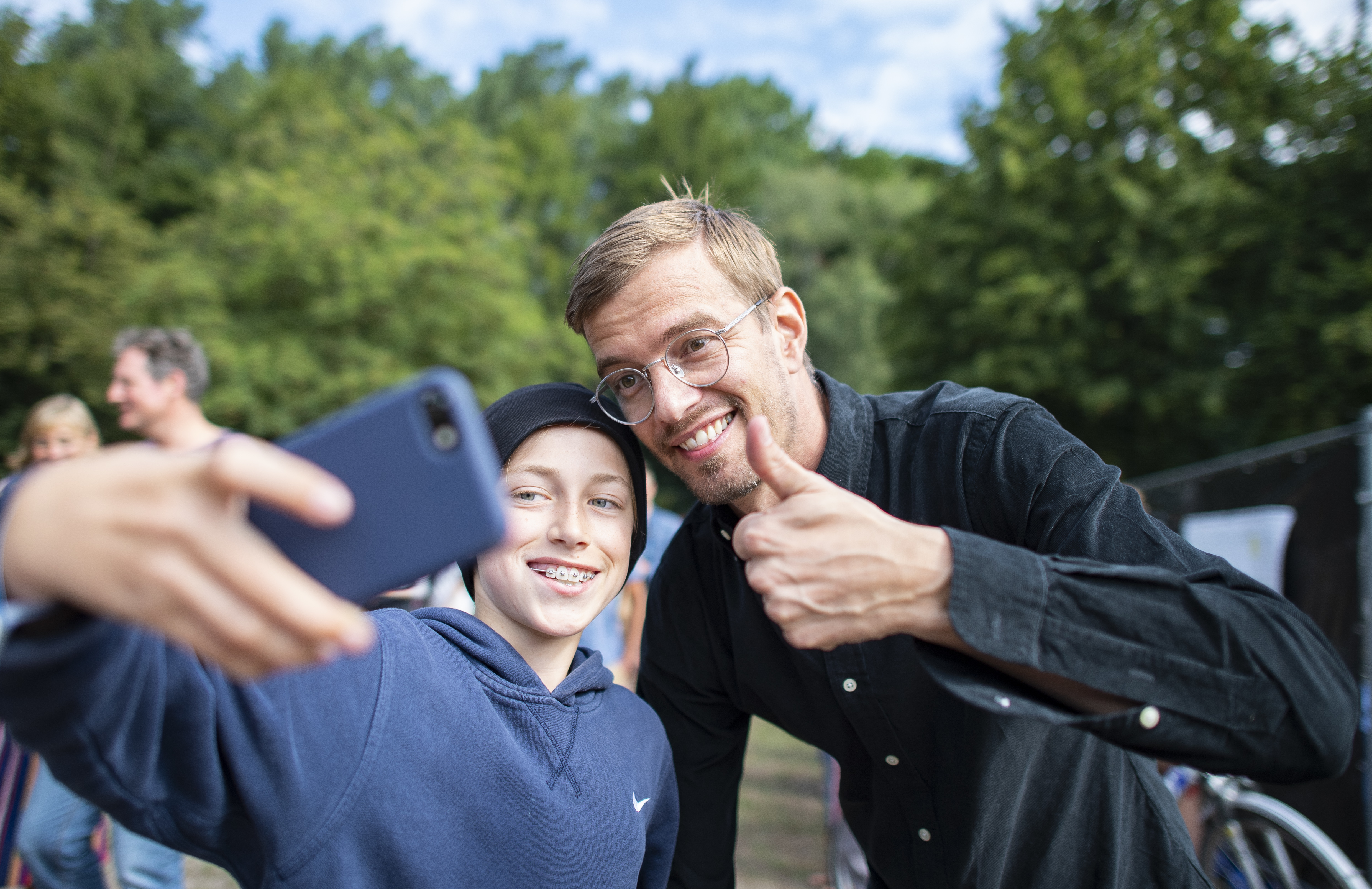 Fernsehmoderator Joko Winterscheidt (r) macht Selfie mit Teilnehmer des Fridays for Future – Sommerkongresses in Dortmund
