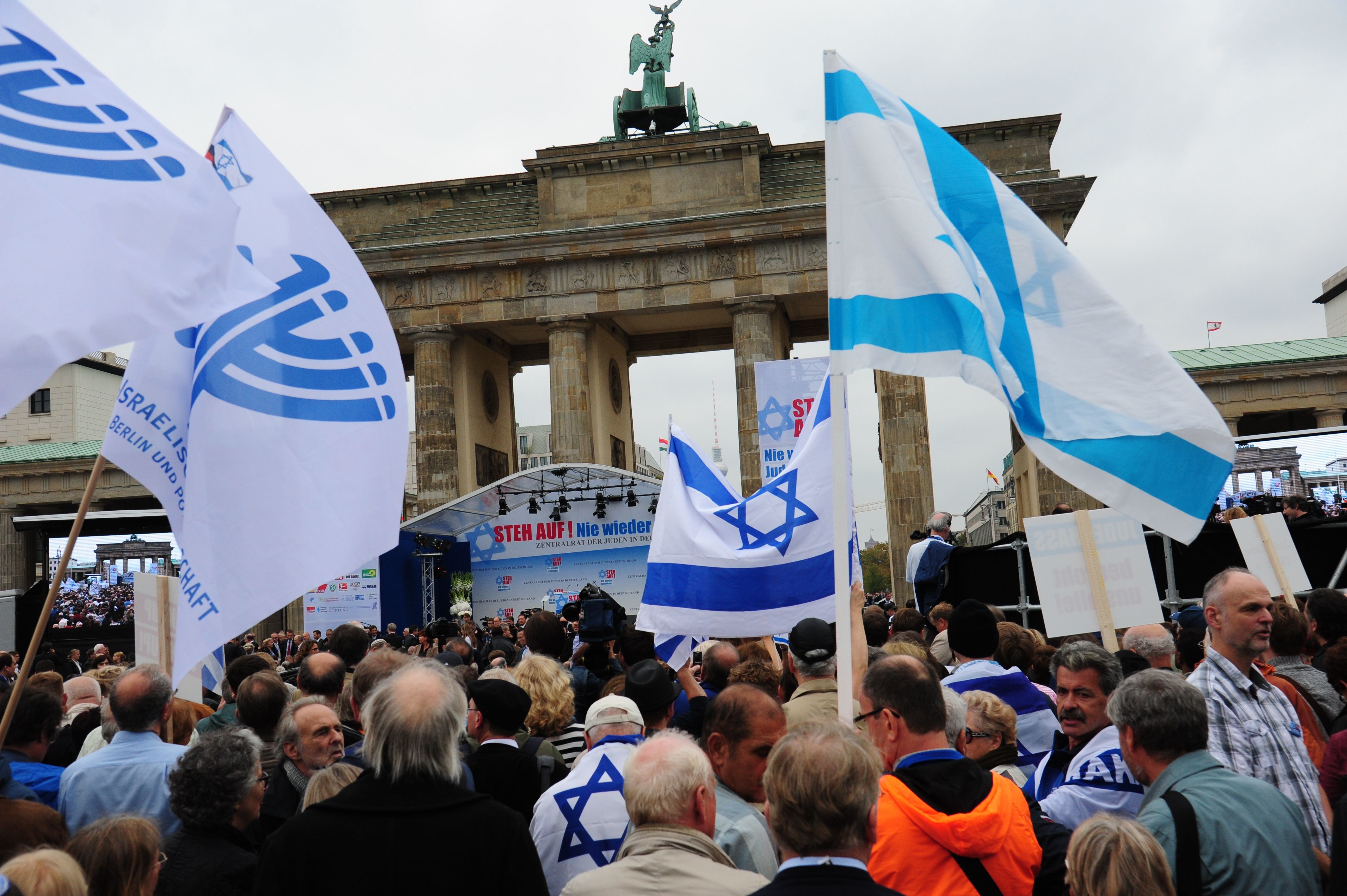 Demonstration gegen Judenhass am Brandenburger Tor in Berlin