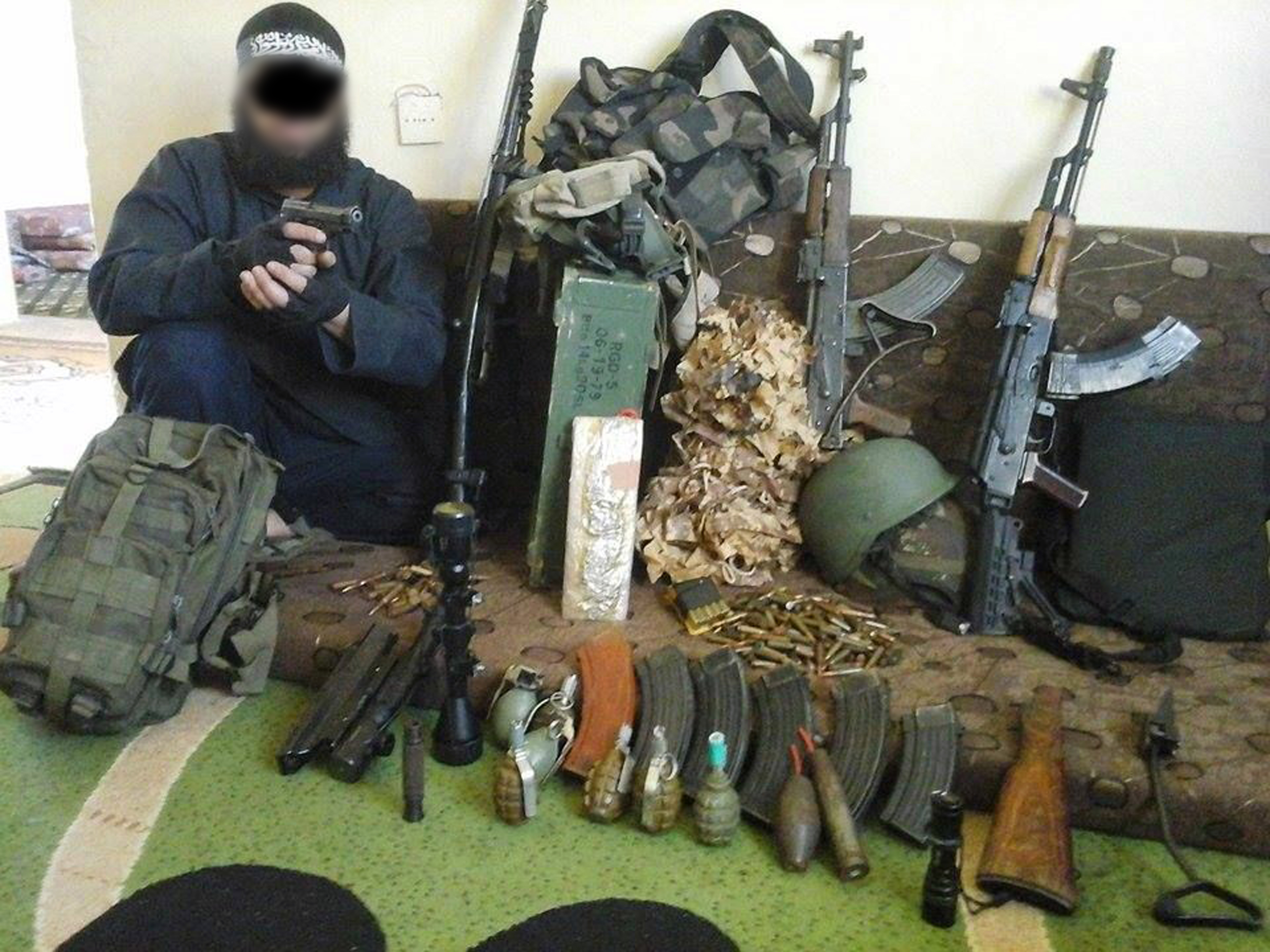 Großeinsatz wegen möglicher Anschläge, Foto: 34-jähriger Algerier lässt sich neben Waffen und Munition fotografieren