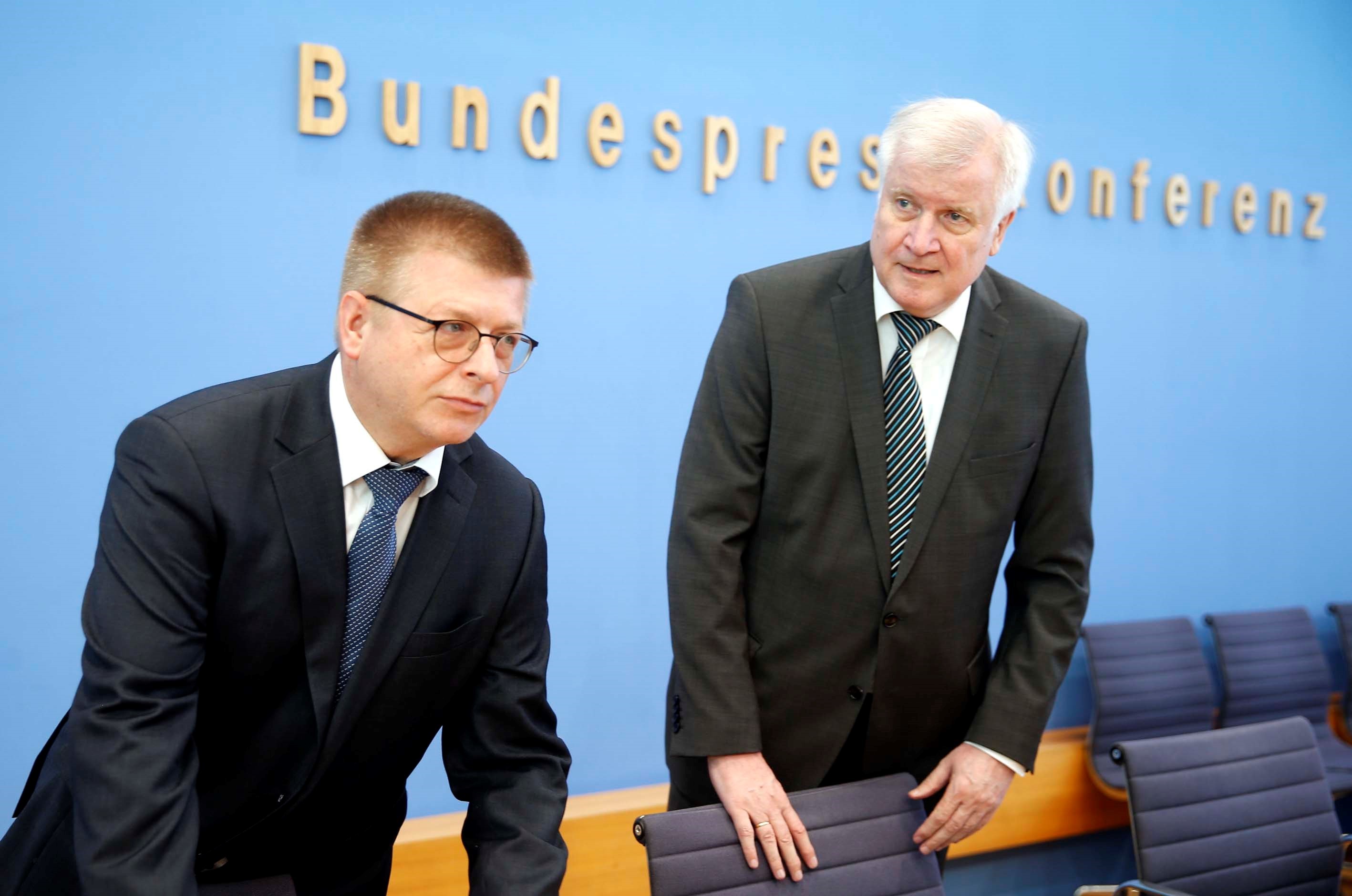 Thomas Haldenwang (l, Präsident des Bundesamts für Verfassungsschutz) und Horst Seehofer (r, Bundesinnenminister)