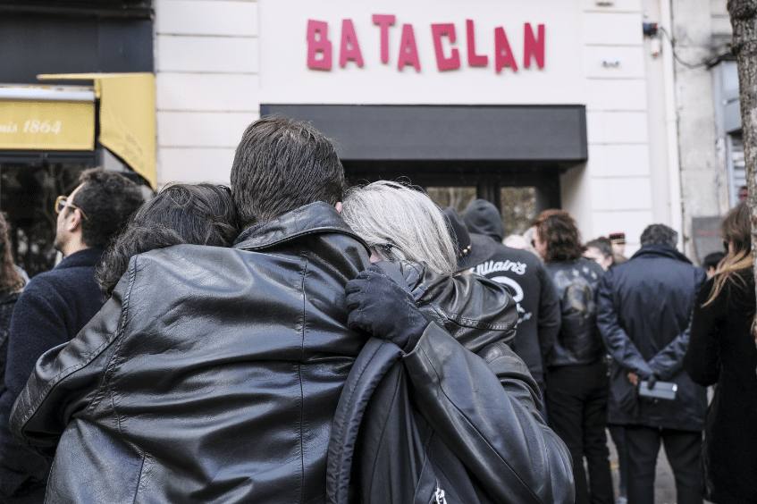 Zeremonie zu Ehren der Opfer der Anschläge vom 13. November 2015, vor dem Vergnügungsetablissement »Bataclan«.
