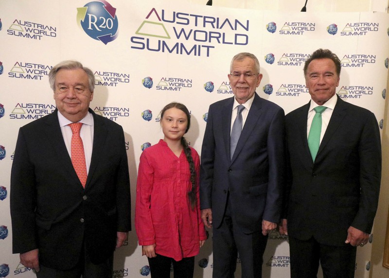 Thunberg mit hochrangigen Persönlichkeiten auf dem Austria World Summit (Bildquelle: picture alliance / AP Photo) dpa 120812470