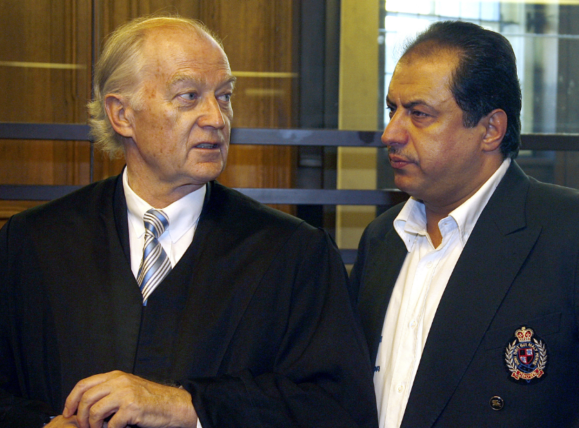 Mahmoud Al-Zein (r) mit seinem Anwalt Wolfgang Ziegler (l)