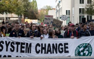 dpa125962568_fridays_for_future_banner_systemchange
