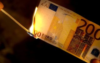 dpa41913683-euro-note_anzuenden_feuer