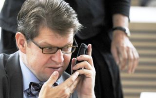 dpa15158583_ralf_stegner_telefoniert