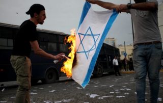 dpa120345130_brennende_fahne_israel_