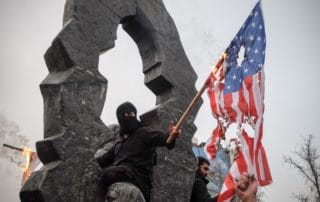 dpa128150395_iraner_verbrennt_us_flagge_brennt_usa_fahne