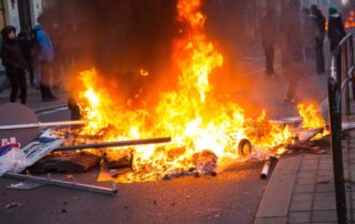 dpa64437302_brennende_barrickade_leipzig_linksextremismus