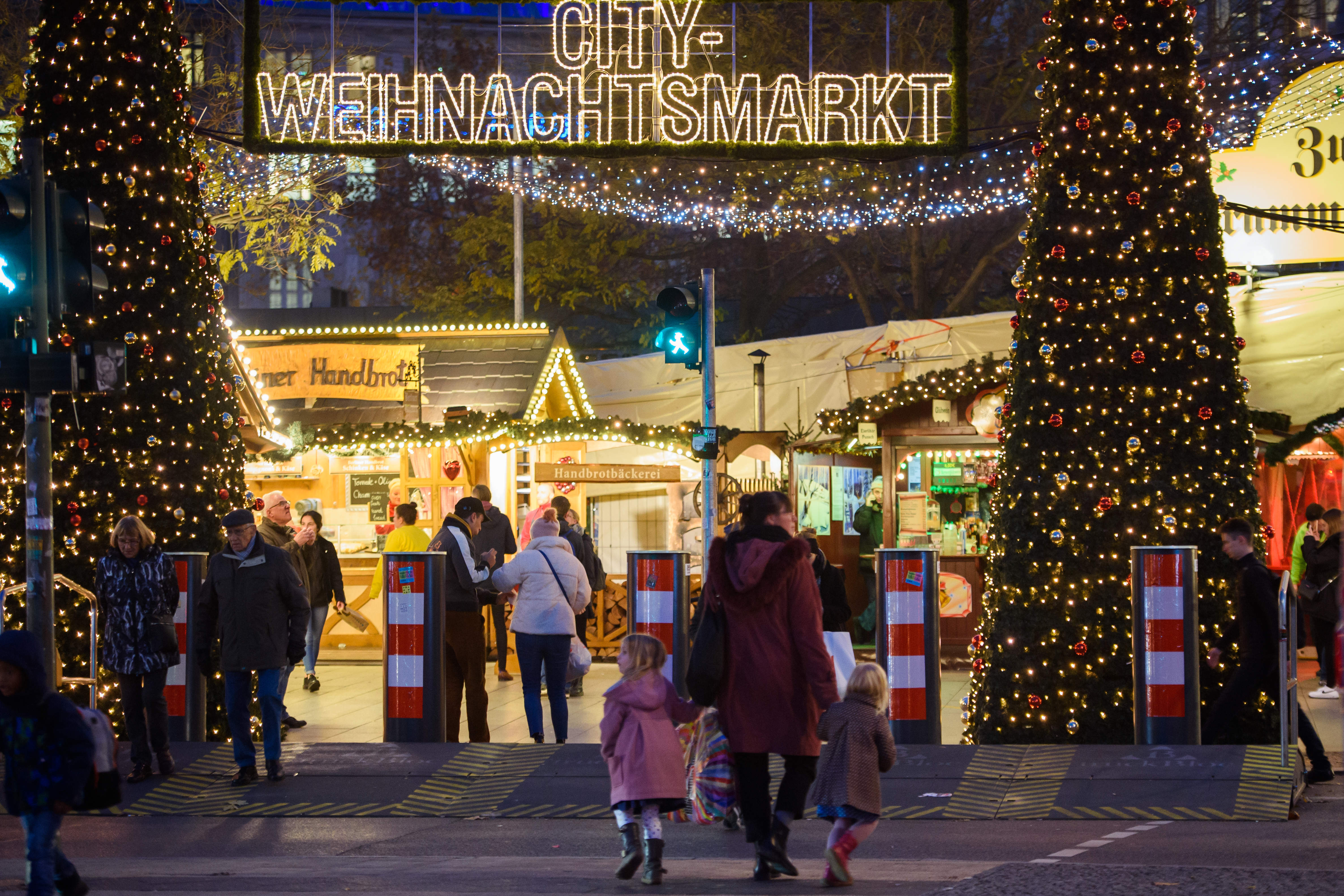 Weihnachtsmarkt Breitscheidplatz Berlin am 25.11.2019. Anti-Terror-Sicherheitsbarrikaden am Eingang.