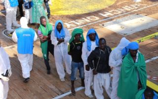 kopp_report_afrikanische_rmutsmigranten_bootsfluechtlinge_hafen_italien_sizilien_mafia_2