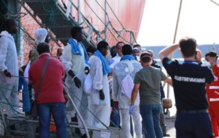 zuwanderung_armutsmigranten_fluechtlinge_bootsfluechtlinge_hafen_italien_kuestenwache