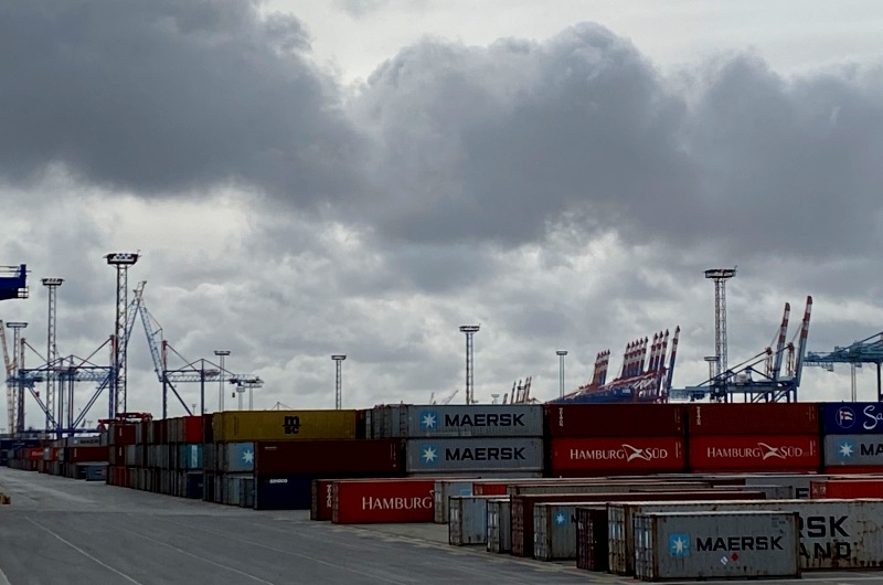 KOPP_Report_duestere_Wolken_deutsche_Wirtschaft_Hafen_Container_Schiffe_4