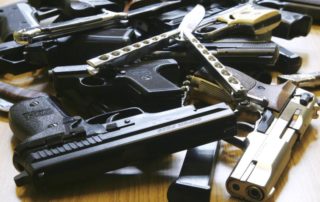 dpa109717485_messer_freie_waffen_gaspistole_schusswaffen