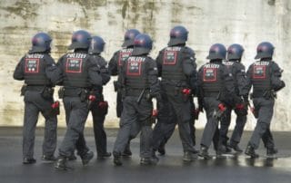 dpa116535470_polizei_hundertschaft_uniformiert_helm
