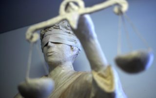 dpa22626923_statue_Justizia