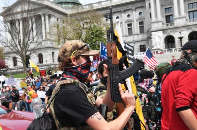 Demonstrant mir AK 47 (Bildnachweis: Screenshot Twitter) demonstrant_mit_ak_47
