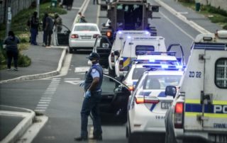 dpa131652270_unruhen_suedafrika_corona_lebensmittel_police_township