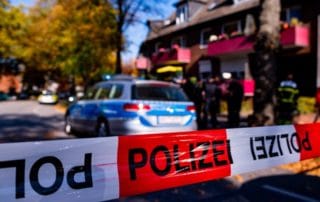 dpa110297698_polizeiabsperrung_gewalt_einsatz