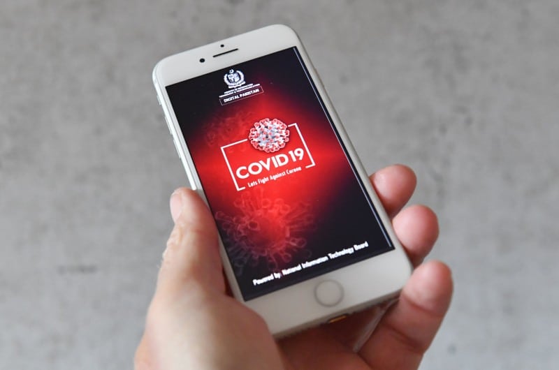 Symbolbild (Bildnachweis: picture alliance / Sven Simon) dpa131359362_apple_smartphone_corona_covid19_tracking_app_tracing
