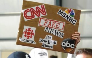 dpa102089552_usa_fake_news_schild