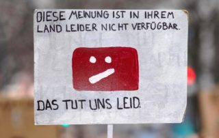 dpa118583834_zensur_schild_meinungsfreiheit