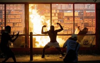 dpa219080936_usa_randale_floyd_antifa_brennende_geschaefte