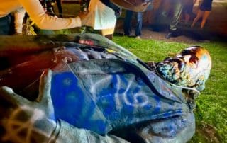 dpa219620555_blm_statue_albert_pike_randale_wandalismus