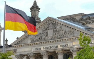 dpa108500704_bundestag_reichstag_dem_deutschen_volke_fahne